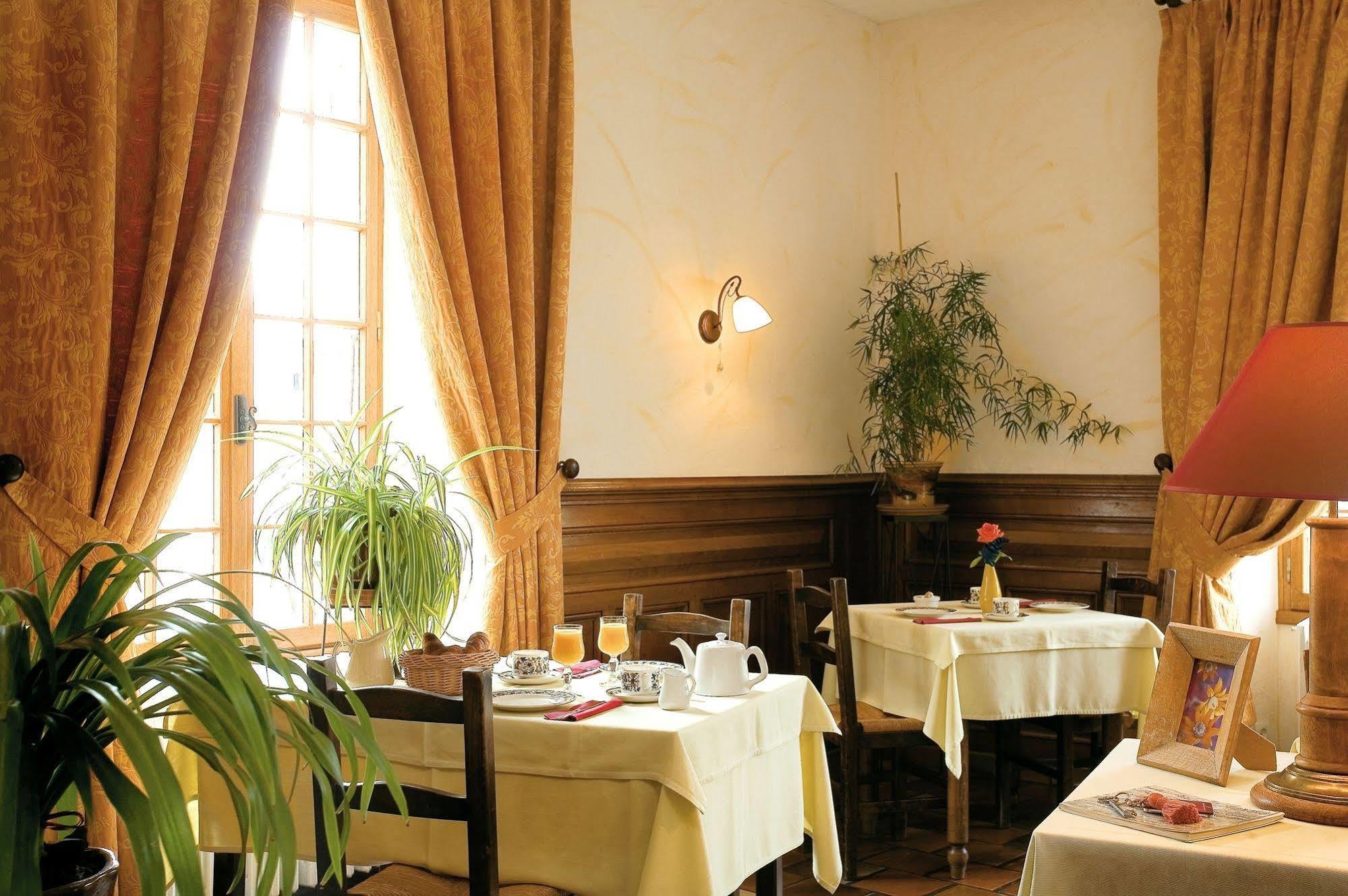 Logis Hôtel-Restaurant Le Relais Hauterives Exterior foto